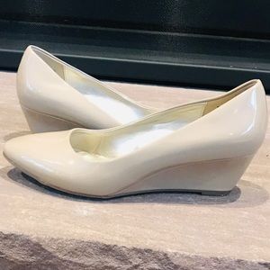 Bandolino-Franci Wedge Pump (Nude)